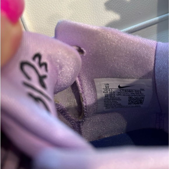 Kyrie Nike girls basketball sneakers. Youth size 5 - Picture 3 of 7